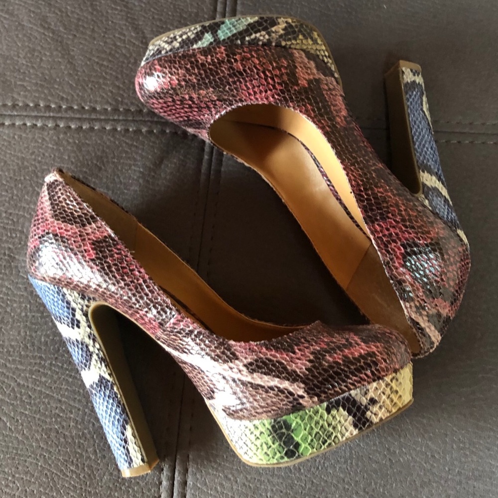 COSMOPOLITAN Colorful Faux Snakeskin Pumps Size 6 1/2